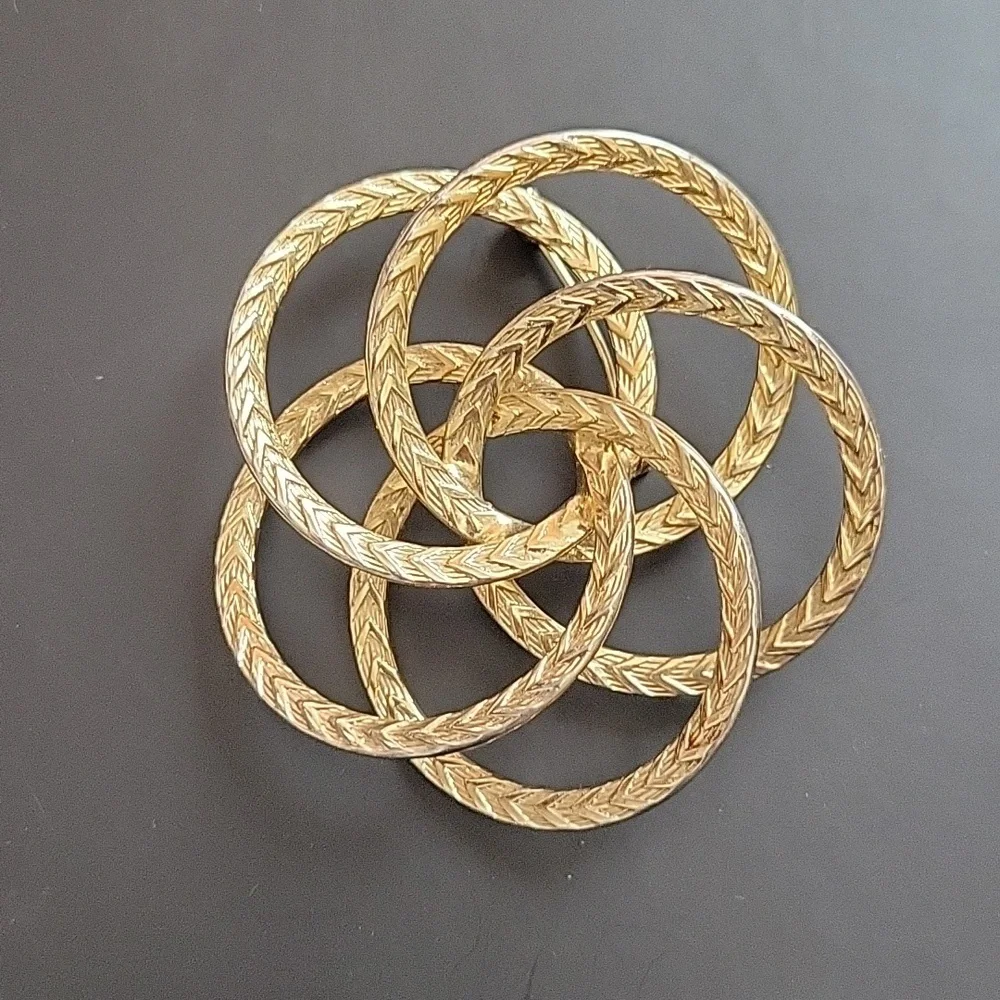 Vintage Etched Gold Tone Interlocking Rings Brooch Pin